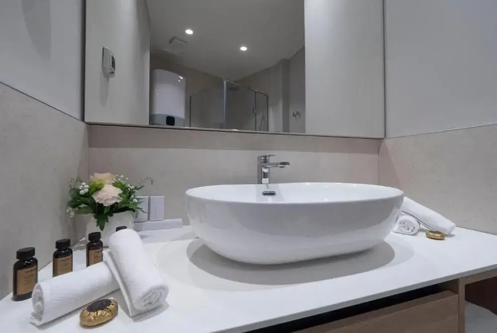 Küche; küchengeräte, holzboden, tageslicht, moderner stil