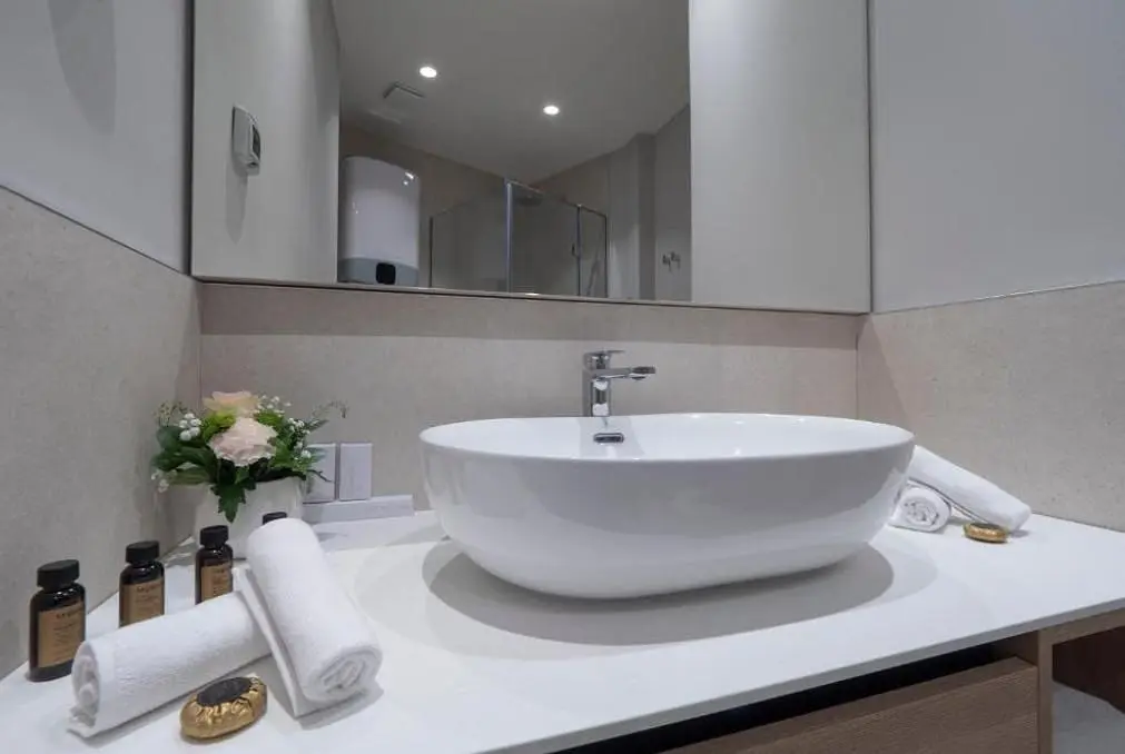 Küche; küchengeräte, holzboden, tageslicht, moderner stil