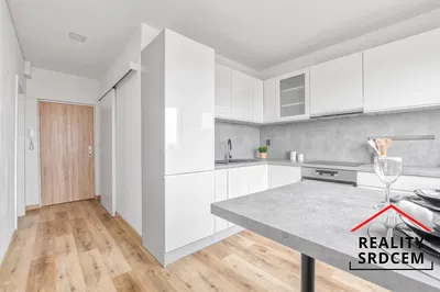 Cuisine; électroménager, parquet, lumière naturelle, style moderne