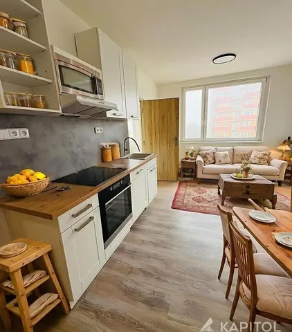 Кухня; кухненски уреди, дървен под, естествена светлина, модерен стил