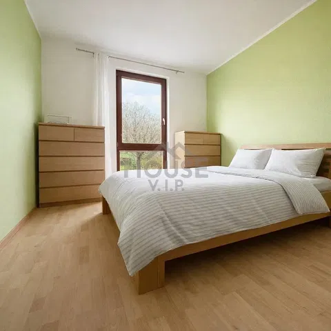 Kuchnia; sprzęt kuchenny, podłoga drewniana, światło dzienne, styl nowoczesny