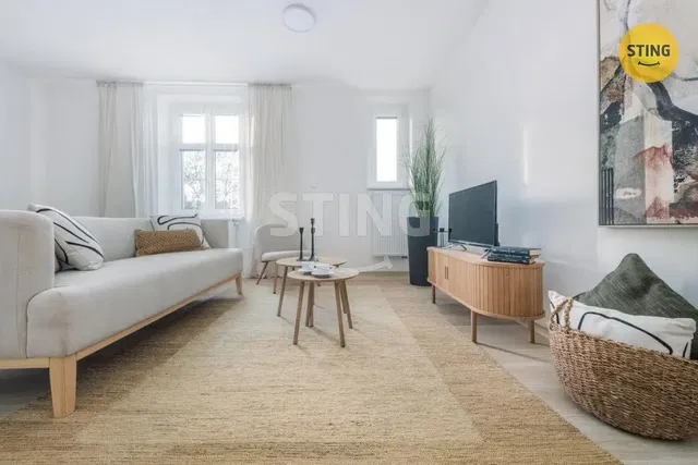 Kuhinja; kuhinjski aparati, drveni pod, prirodno svjetlo, moderni stil