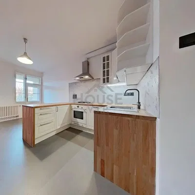 Kuchnia; sprzęt kuchenny, podłoga drewniana, światło dzienne, styl nowoczesny