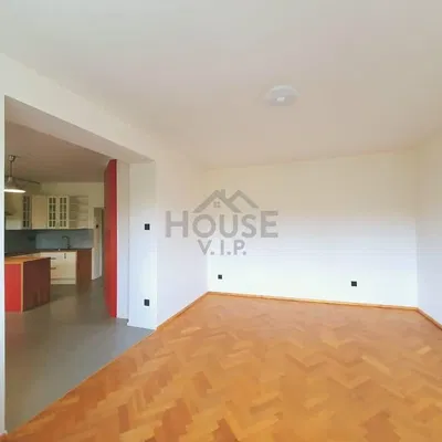 Kuchnia; sprzęt kuchenny, podłoga drewniana, światło dzienne, styl nowoczesny