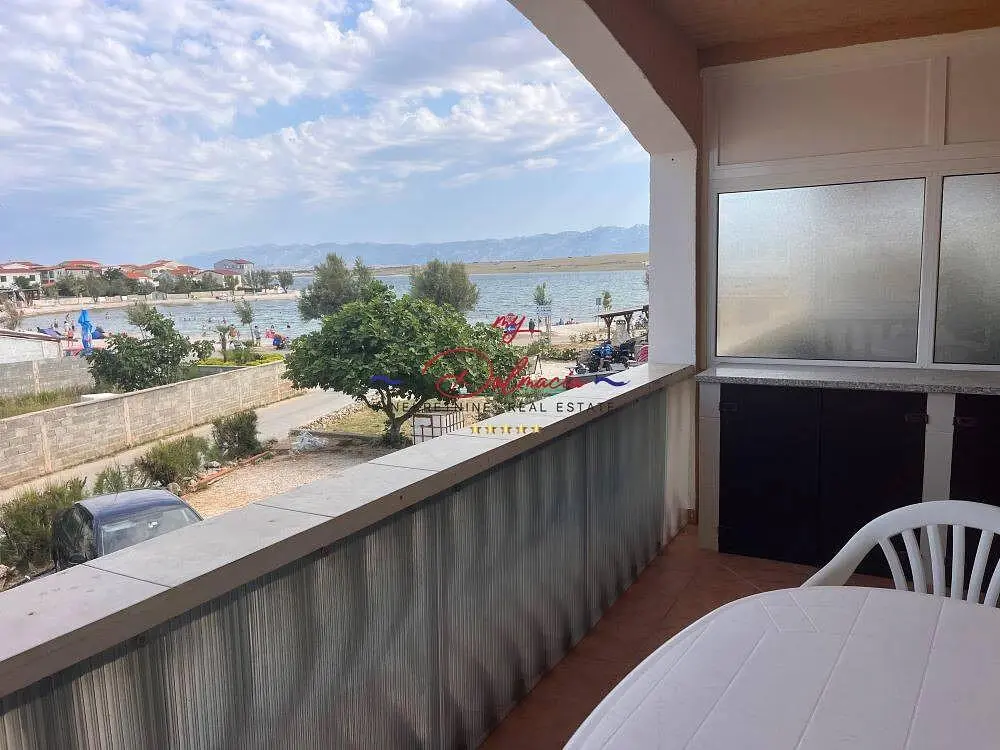 Cuisine; électroménager, carrelage, lumière naturelle, style moderne