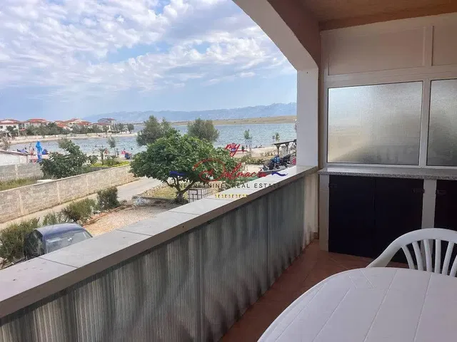 Cuisine; électroménager, carrelage, lumière naturelle, style moderne