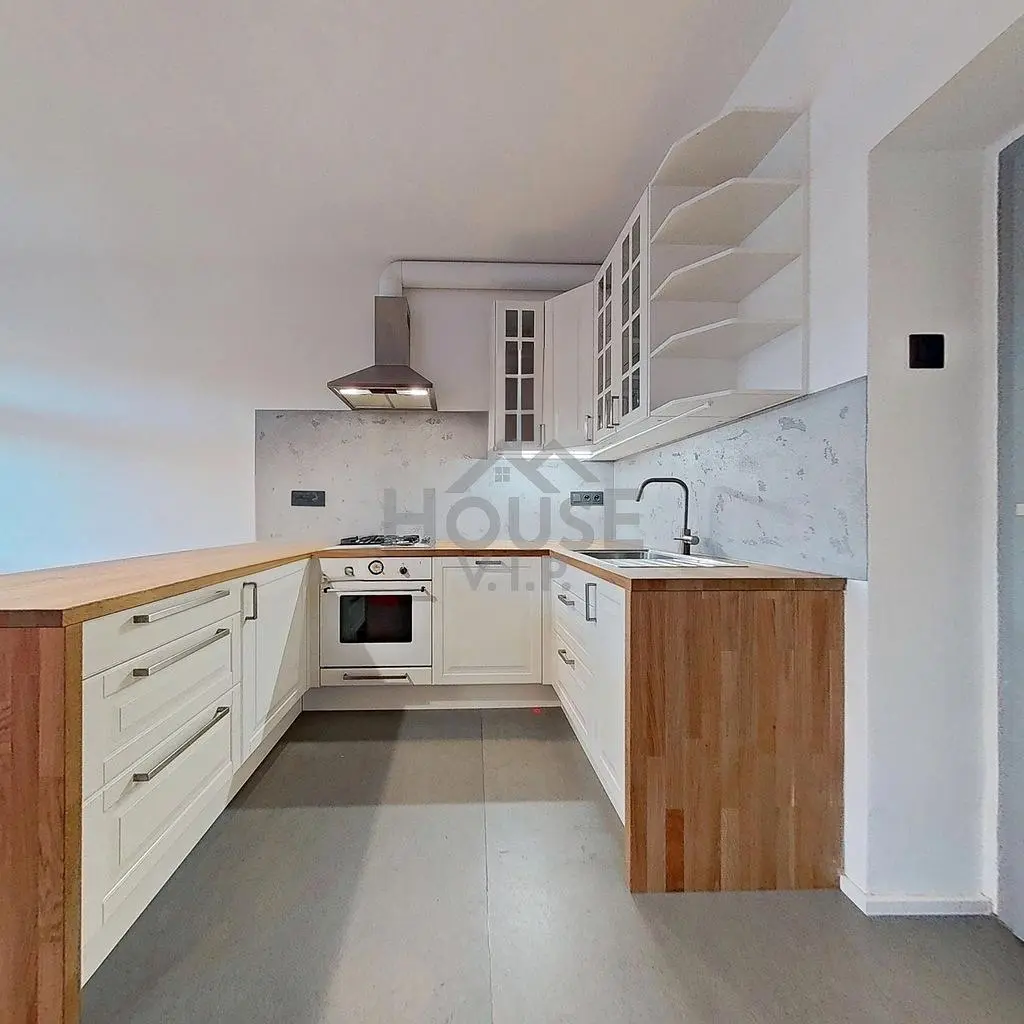 Kuchnia; sprzęt kuchenny, podłoga drewniana, światło dzienne, styl nowoczesny