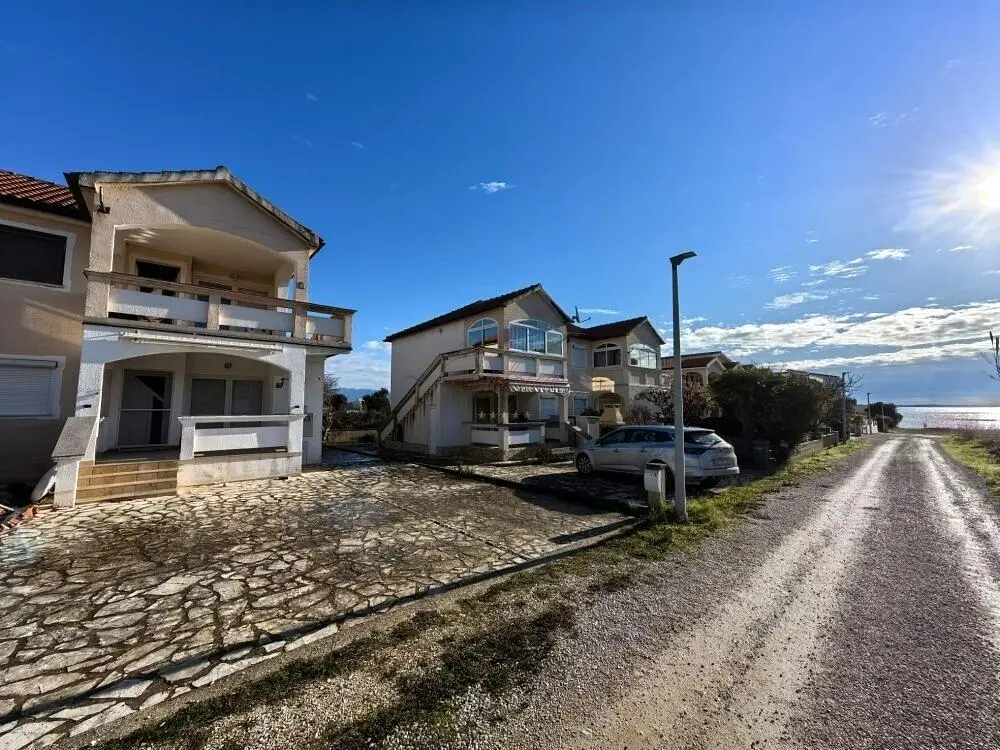 Cuisine; électroménager, parquet, lumière naturelle, style moderne