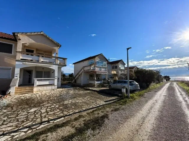 Cuisine; électroménager, parquet, lumière naturelle, style moderne
