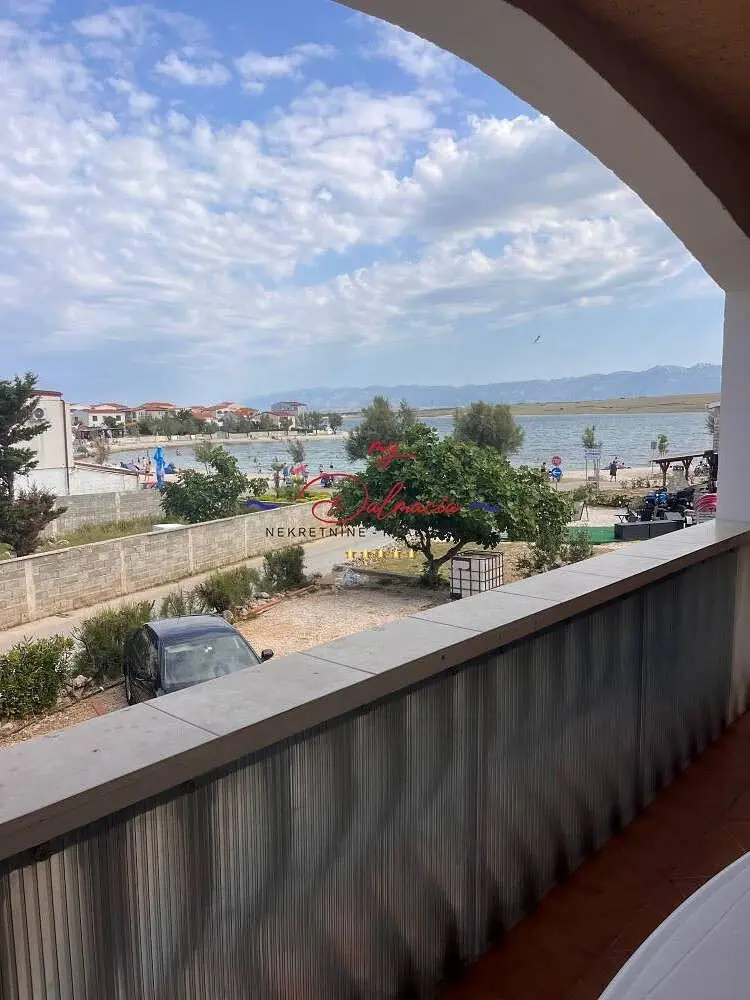 Cuisine; électroménager, parquet, lumière naturelle, style moderne