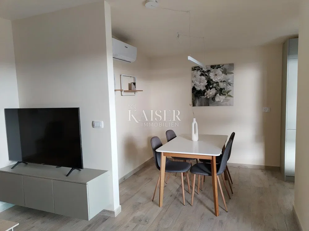 Küche; küchengeräte, holzboden, tageslicht, moderner stil