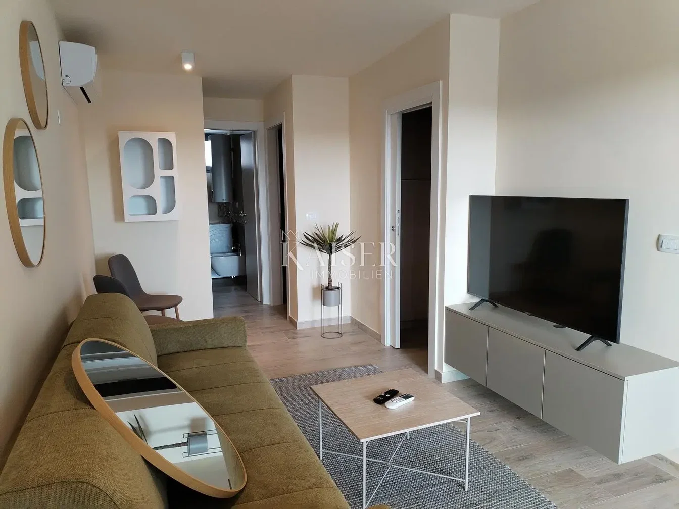 Küche; küchengeräte, holzboden, tageslicht, moderner stil