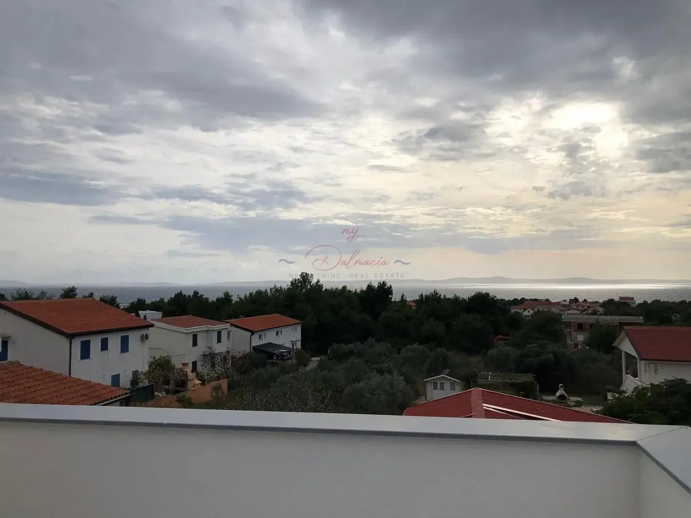 Cuisine; électroménager, parquet, lumière naturelle, style moderne