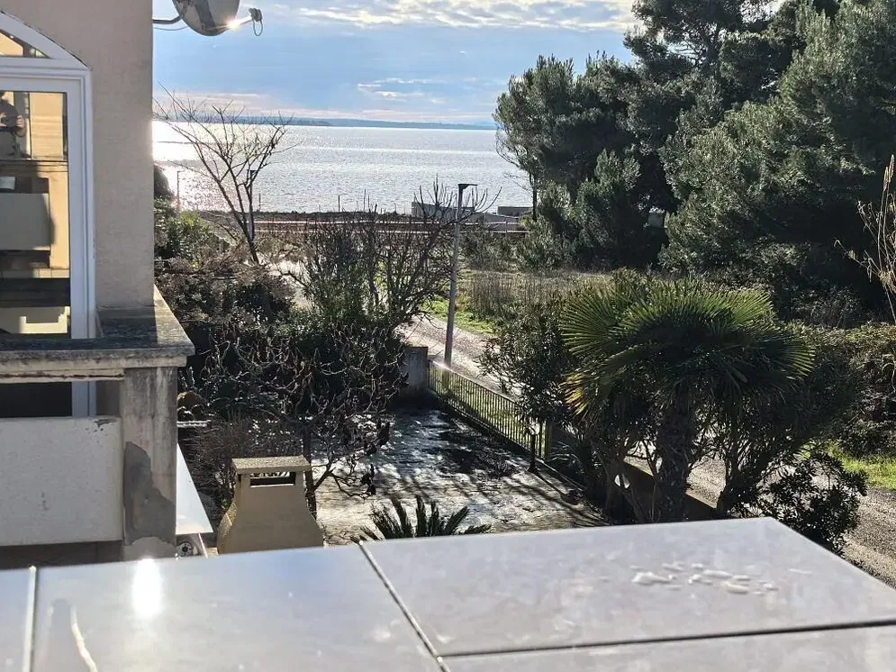 Cuisine; électroménager, parquet, lumière naturelle, style moderne