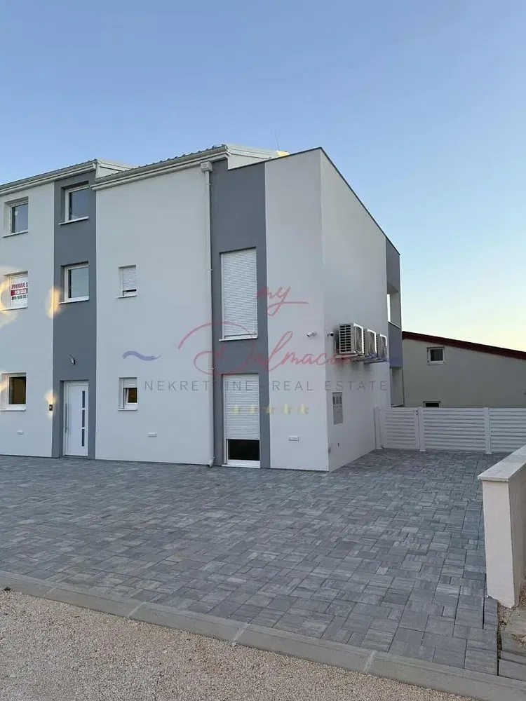 Cuisine; électroménager, parquet, lumière naturelle, style moderne