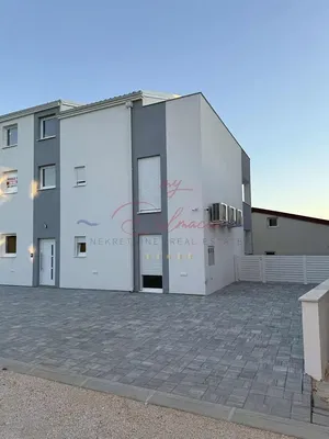 Cuisine; électroménager, parquet, lumière naturelle, style moderne