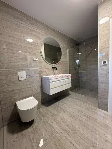 Cuisine; électroménager, parquet, lumière naturelle, style moderne