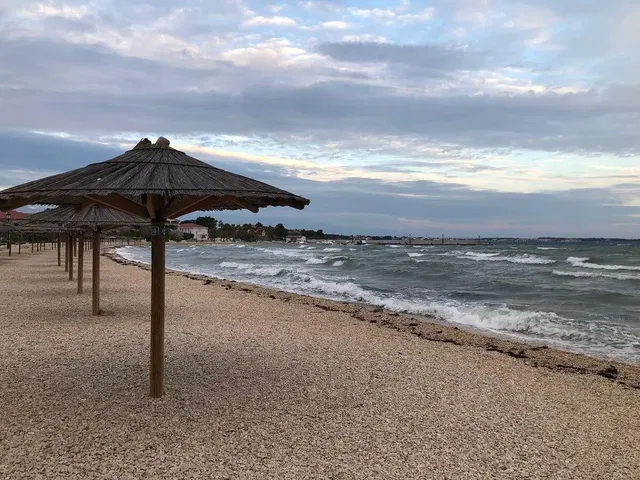 Cuisine; électroménager, parquet, lumière naturelle, style moderne