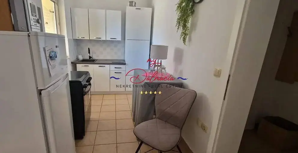 Küche; küchengeräte, holzboden, tageslicht, moderner stil