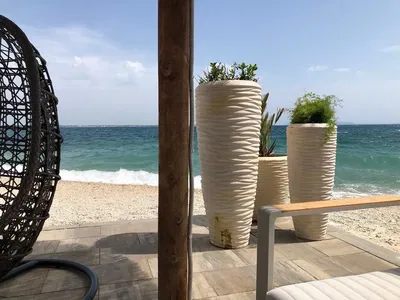 Cuisine; électroménager, carrelage, lumière naturelle, style moderne