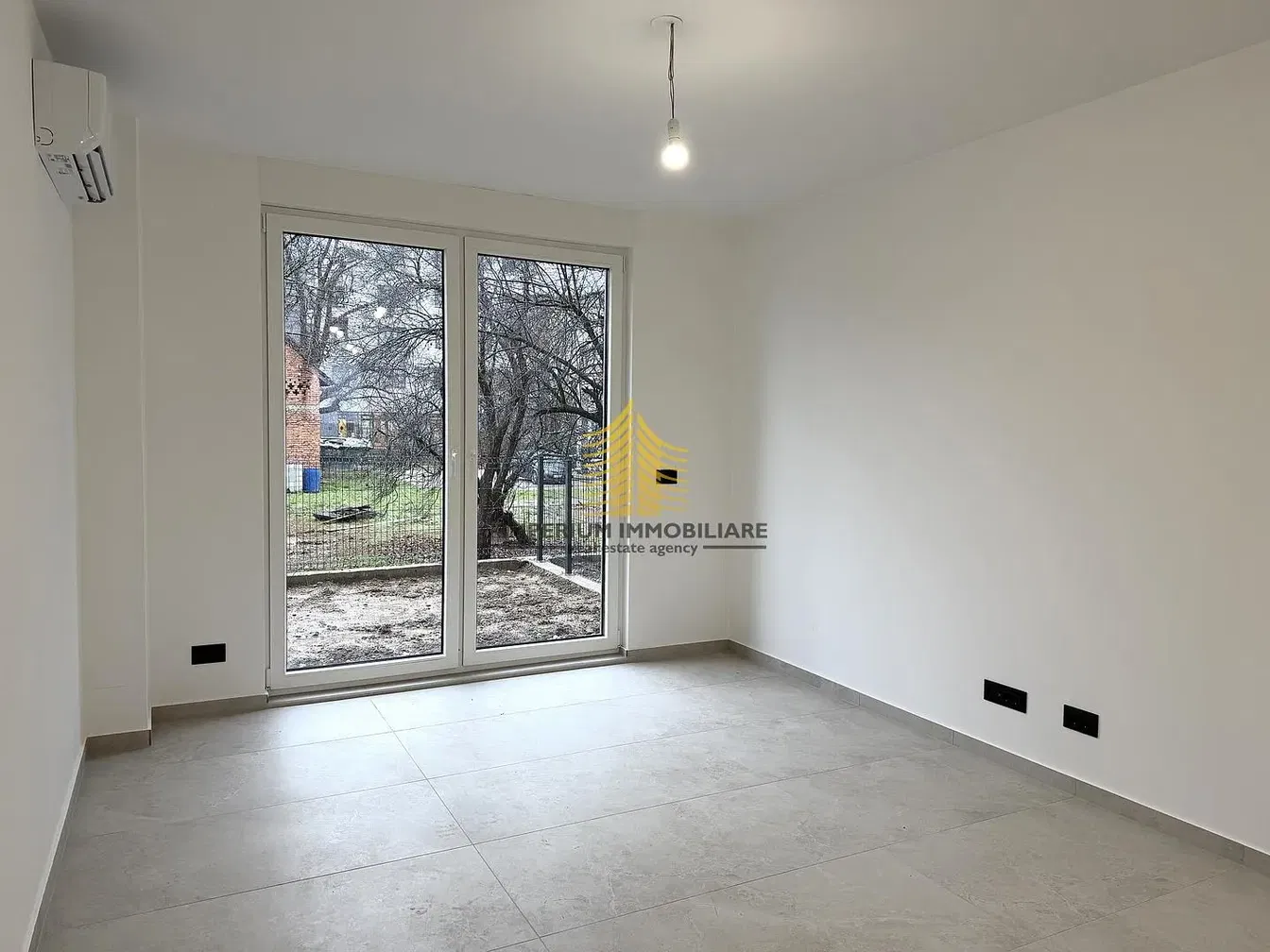 Küche; küchengeräte, holzboden, tageslicht, moderner stil