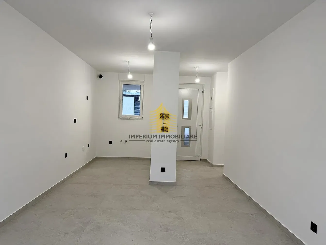 Küche; küchengeräte, holzboden, tageslicht, moderner stil