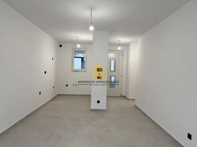 Küche; küchengeräte, holzboden, tageslicht, moderner stil