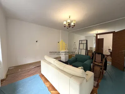 Küche; küchengeräte, holzboden, tageslicht, moderner stil