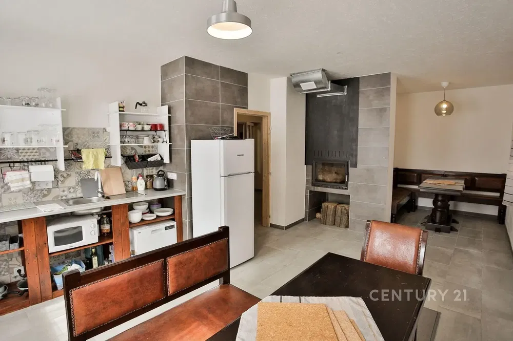 Küche; küchengeräte, holzboden, tageslicht, moderner stil