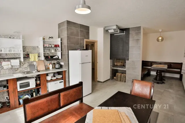 Küche; küchengeräte, holzboden, tageslicht, moderner stil