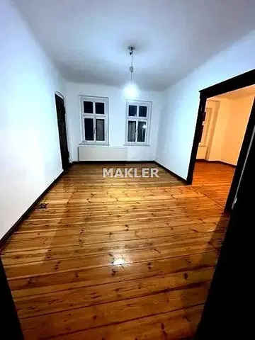 Cocina; electrodomésticos, suelo de madera, luz natural, estilo moderno