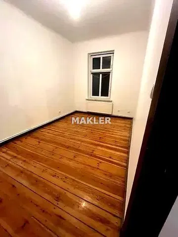 Cocina; electrodomésticos, suelo de madera, luz natural, estilo moderno