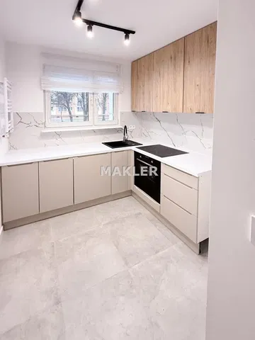 Cocina; electrodomésticos, suelo de baldosas, luz natural, estilo moderno