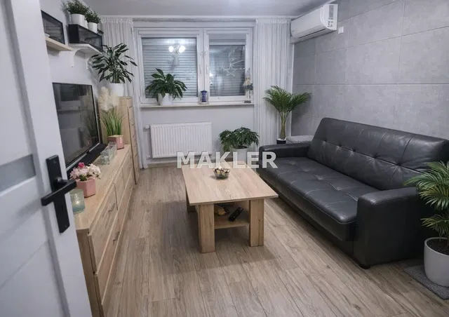 Cocina; electrodomésticos, suelo de madera, luz natural, estilo moderno