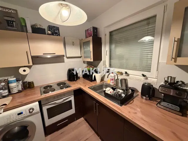 Cocina; electrodomésticos, suelo de madera, luz natural, estilo moderno