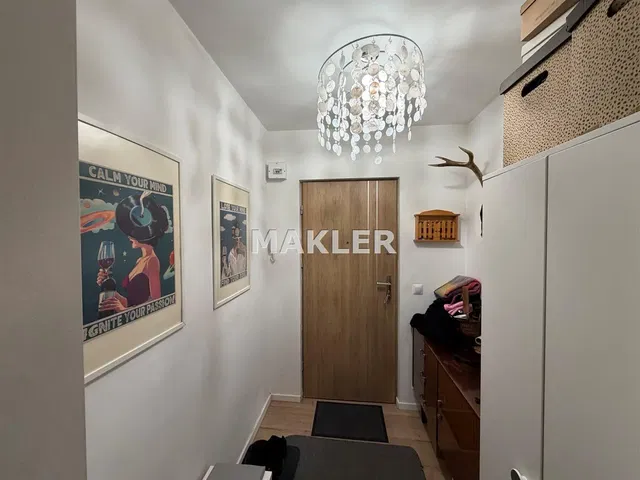 Cocina; electrodomésticos, suelo de madera, luz natural, estilo moderno