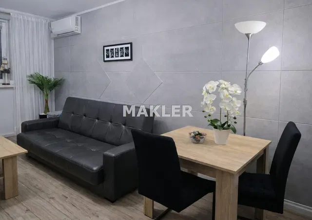 Cocina; electrodomésticos, suelo de madera, luz natural, estilo moderno