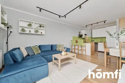 Kuhinja; kuhinjski aparati, drveni pod, prirodno svjetlo, moderni stil