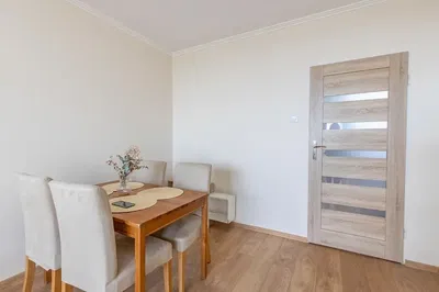 Küche; küchengeräte, holzboden, tageslicht, moderner stil