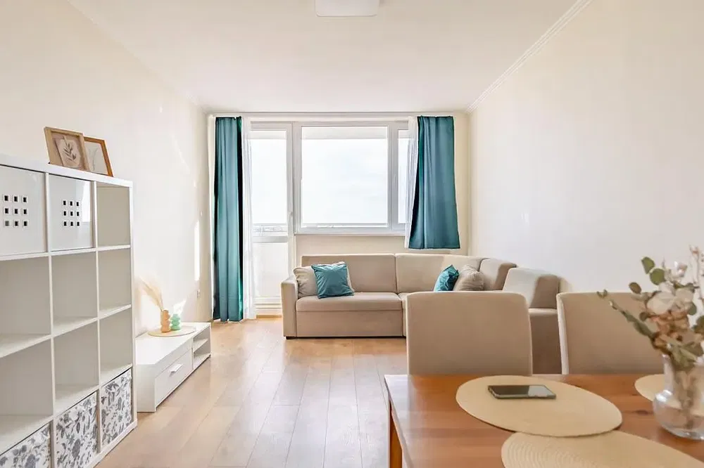 Küche; küchengeräte, holzboden, tageslicht, moderner stil