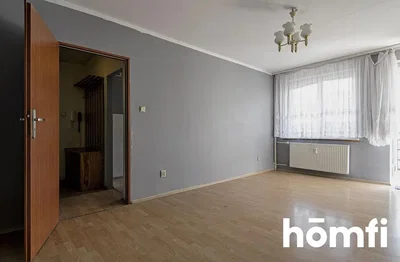 Кухиња; кухињски апарати, дрвени под, природно светло, модерни стил