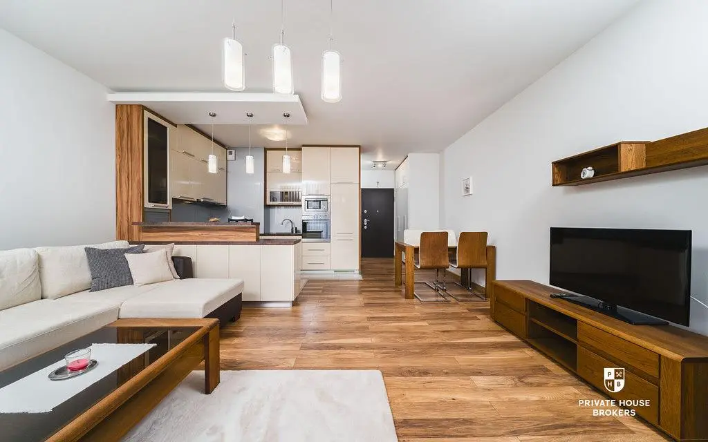 Cuisine; électroménager, parquet, lumière naturelle, style moderne