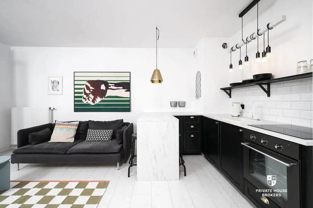 Cuisine; électroménager, parquet, lumière naturelle, style moderne