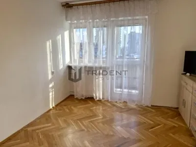 Kuchyně; kuchyňské spotřebiče, dřevěná podlaha, přirozené světlo, moderní styl