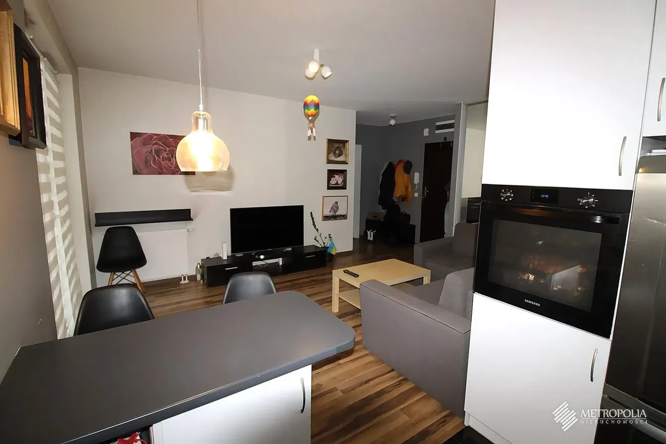 Cuisine; électroménager, carrelage, lumière naturelle, style moderne