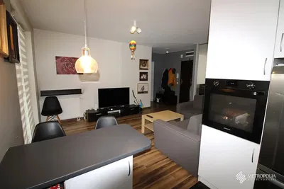 Cuisine; électroménager, carrelage, lumière naturelle, style moderne