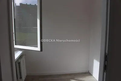 Kuchyně; kuchyňské spotřebiče, dřevěná podlaha, přirozené světlo, moderní styl