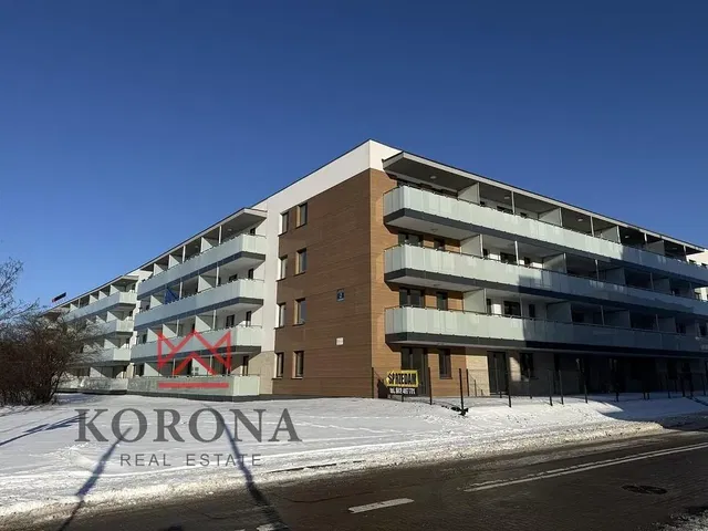 Kuchyně; kuchyňské spotřebiče, dřevěná podlaha, přirozené světlo, moderní styl