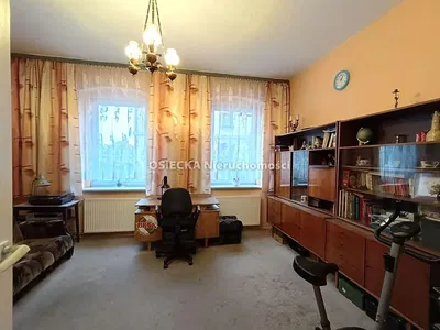 Kuchyně; kuchyňské spotřebiče, dřevěná podlaha, přirozené světlo, moderní styl