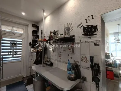 Кухиња; кухињски апарати, дрвени под, природно светло, модерни стил